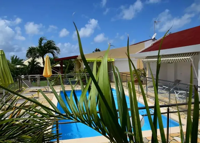 Sunny, 4-Bedroom House In Saint Francois With A Swimming Pool And Terr